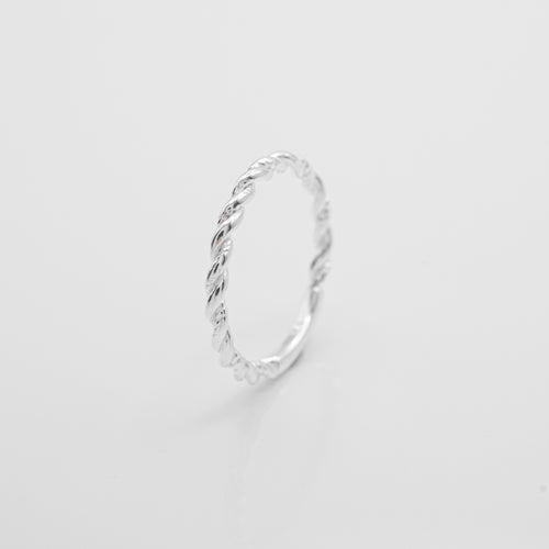 925 sterling silver twist ring available in a variety of sizes. special day gift,graduation gift,daily wear,simple design,popular style,suitable for traveling,autumn accessories.925 純銀麻花圈戒指，多種尺寸戒指，簡單獨特的配件，母親節禮物，七夕情人節禮物，生日禮物首選，適合出遊配戴。