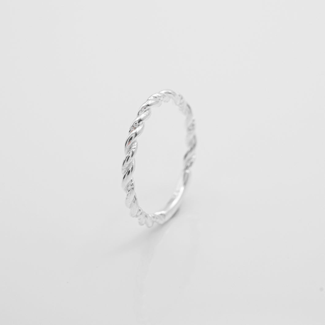 925 sterling silver twist ring available in a variety of sizes. special day gift,graduation gift,daily wear,simple design,popular style,suitable for traveling,autumn accessories.925 純銀麻花圈戒指，多種尺寸戒指，簡單獨特的配件，母親節禮物，七夕情人節禮物，生日禮物首選，適合出遊配戴。
