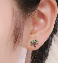 Load image into Gallery viewer, 配戴 GINKAWA 純銀可愛綠色大樹耳環 Wearing Ginkawa sterling silver summer tree earrings
