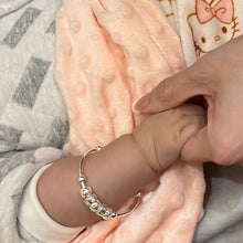 Load image into Gallery viewer, 999 sterling silver five-charm baby bracelet skin-friendly and gentle suitable for babies. Children&#39;s day gift,for girls,Beautiful design,popular style,cute accessories,suitable for girls.999 五星寶寶手鐲，親膚不易過敏，嬰兒首飾，周歲禮物，紀念禮物，適合女孩，彌月禮物首選，兒童專屬禮物。
