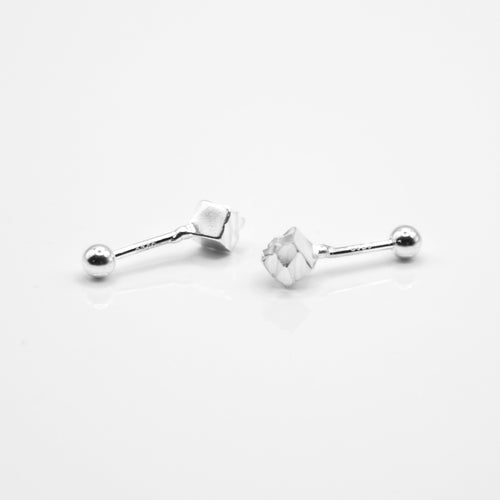 Ginkawa 925 sterling silver mini cube earrings which is cute, beautiful and cool style. The earring is hypoallergenic. Best gift for new year, mother's day, birthday and new year gift 925 純銀防敏感耳針（配耳後方轉珠設計）小立方轉珠耳環，適合日常配戴，防敏感耳環，簡約大方設計好搭配。