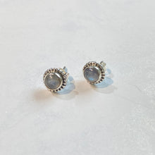 Load image into Gallery viewer, Ginkawa 925 sterling silver natural labradorite stone earrings with Hypoallergenic earrings post. pure white stone color with anti silver finishing with vintage feel, simple design for daily wearing, which is the best gift for birthday, new year, Valentine&#39;s Day and BFF. 925 純銀天然灰月光石耳環（弧面切割）配抗敏感耳針，復刻設計，獨特優雅大方，適合出席重要場合，適合生日送禮，情人節，或母親節禮物。
