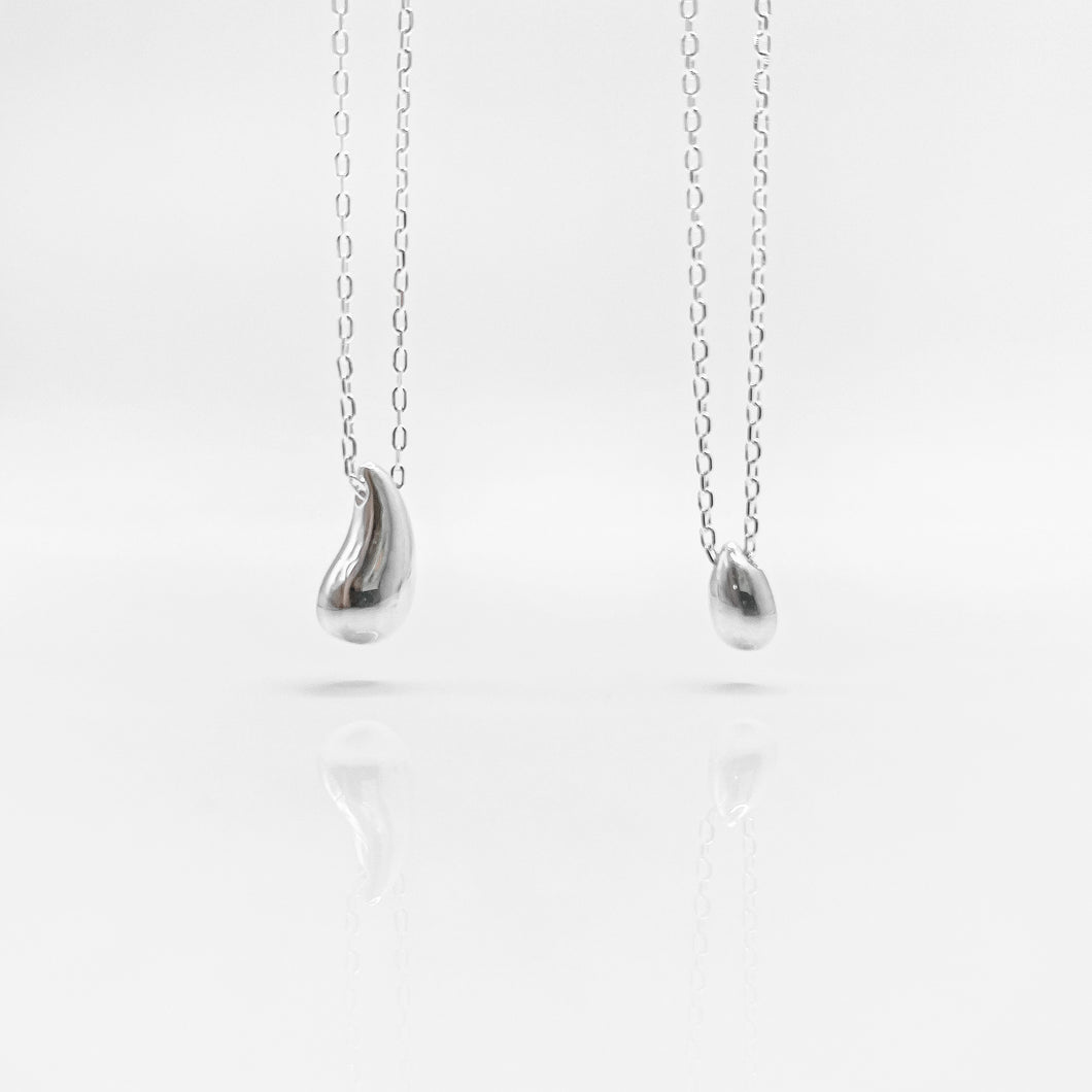 925 sterling silve raindrop necklace with adjustable extension chain. Mini cute, simple style, suitable for everyone, best gift for birthday, Mother's day, BFF or graduation gift. 925 純銀愛水滴項鏈，適合雨天，適合日常配戴，適合生日送禮，風格簡約好搭配。