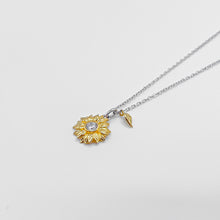 Load image into Gallery viewer, 925純銀太陽光項鏈Beautiful 925 sterling silver sunflower long necklace with small golden leaf. Adjustable necklace in two tone plating (gold and platinum)
