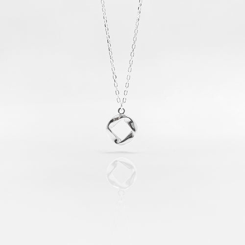 925 sterling silver twisted circle necklace with adjustable extension chain. Circle necklace, anniversary gift, best gift for birthday, BFF, nature style. 925 純銀扭圈項鏈，情人節禮物，獨一無二的禮物，氣質大方款式，適合出席各種場合，可愛簡約設計易搭配。