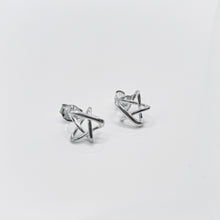 Load image into Gallery viewer, Stylish sterling silver wire star hypoallergenic earrings in 925 Sterling Silver. Best gift for birthday, BFF and friendship. 925純銀星星耳環，抗敏感耳環，可愛風格，聚會穿搭配件，適合出遊配戴。
