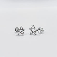 Load image into Gallery viewer, Stylish sterling silver wire star hypoallergenic earrings in 925 Sterling Silver. Best gift for birthday, BFF and friendship. 925純銀星星耳環，抗敏感耳環，可愛風格，聚會穿搭配件，適合出遊配戴。

