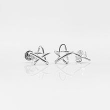 Load image into Gallery viewer, Stylish sterling silver wire star hypoallergenic earrings in 925 Sterling Silver. Best gift for birthday, BFF and friendship. 925純銀星星耳環，抗敏感耳環，可愛風格，聚會穿搭配件，適合出遊配戴。

