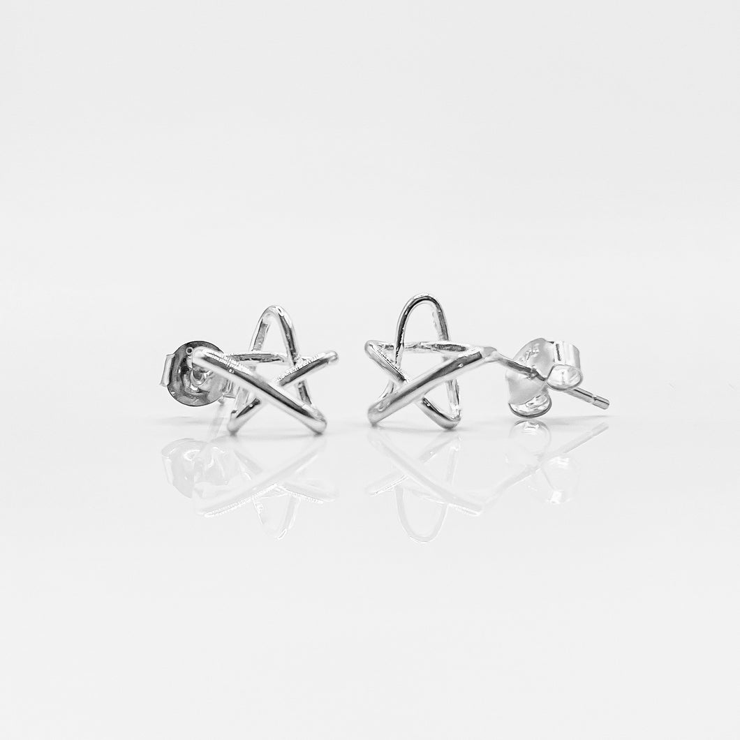 Stylish sterling silver wire star hypoallergenic earrings in 925 Sterling Silver. Best gift for birthday, BFF and friendship. 925純銀星星耳環，抗敏感耳環，可愛風格，聚會穿搭配件，適合出遊配戴。