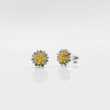 Load image into Gallery viewer, Ginkawa 925 sterling silver mini Daisy Earrings which is cute, beautiful and transcendence. The earring is hypoallergenic. Best gift for new year, mother&#39;s day, birthday and new year gift. 925純銀迷你小雛菊耳環，抗過敏耳環，氣質可愛，適合約會搭配，適合日常配戴，閨蜜禮物，畢業禮物。
