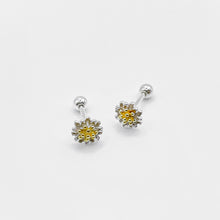 Load image into Gallery viewer, Ginkawa 925 sterling silver mini Daisy Earrings which is cute, beautiful and transcendence. The earring is hypoallergenic. Best gift for new year, mother&#39;s day, birthday and new year gift. 925純銀迷你小雛菊耳環，抗過敏耳環，氣質可愛，適合約會搭配，適合日常配戴，閨蜜禮物，畢業禮物。
