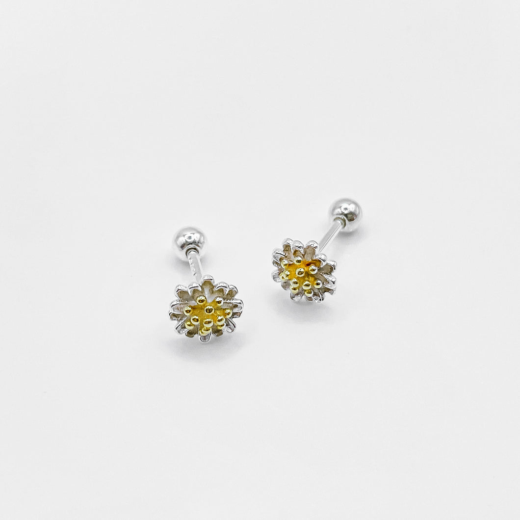 Ginkawa 925 sterling silver mini Daisy Earrings which is cute, beautiful and transcendence. The earring is hypoallergenic. Best gift for new year, mother's day, birthday and new year gift. 925純銀迷你小雛菊耳環，抗過敏耳環，氣質可愛，適合約會搭配，適合日常配戴，閨蜜禮物，畢業禮物。