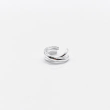 Load image into Gallery viewer, 925 Sterling Silver ear cuff is the best fit with your party and holiday dressing. Our ear cuff is no need to piercing ear hole. This is fun, young and playful design from our designer jewelry collection best gift for birthday, BFF and New Year. 925 純銀交叉耳骨夾，適合旅行配戴，適合畢業禮物，抗敏感材質，簡單設計易搭配。
