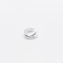 Load image into Gallery viewer, 925 Sterling Silver ear cuff is the best fit with your party and holiday dressing. Our ear cuff is no need to piercing ear hole. This is fun, young and playful design from our designer jewelry collection best gift for birthday, BFF and New Year. 925 純銀交叉耳骨夾，適合旅行配戴，適合畢業禮物，抗敏感材質，簡單設計易搭配。
