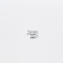 Load image into Gallery viewer, 925 Sterling Silver ear cuff is the best fit with your party and holiday dressing. Our ear cuff is no need to piercing ear hole. This is fun, young and playful design from our designer jewelry collection best gift for birthday, BFF and New Year. 925 純銀交叉耳骨夾，適合旅行配戴，適合畢業禮物，抗敏感材質，簡單設計易搭配。
