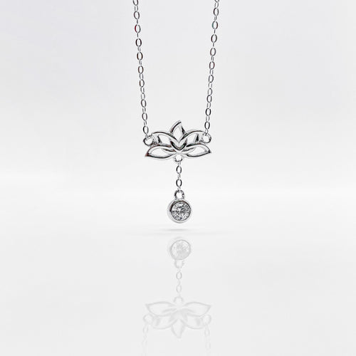 Our beautiful sterling silver Lotus Flower Necklace which show purity with Bezel Setting Cubic Zirconia Crystal (CZ), which will be the best match jewellery for your relaxing time. 925 純銀蓮花小鑽項鏈，典雅大方，適合日常配戴，生日禮物首選，獨特風格。
