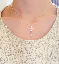 Load image into Gallery viewer, Wearing Ginkawa 925 Sterling Silver which is your basic jewellery. Best fit with career dress for daily work. This cool &amp; vintage design is from our designer jewelry collection.  925 純銀心型水鑽鑰匙項鏈，甜美氣質款式，閨蜜禮物，適合出席各種場合，情人節禮物。
