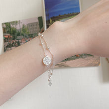 Load image into Gallery viewer, Wearing Ginkawa 925 Sterling Silver with Cubic Zirconia crystal Pave four-leaf clover bracelet. Best gift for BFF and birthday and which can bring good lucky. 925 純銀幸運四葉草手鏈，適合送禮，適合約會聚餐配戴，朋友生日禮物首選，情人節禮物。
