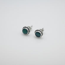 Load image into Gallery viewer, Elegant, beautiful 925 sterling silver natural emerald earrings with Hypoallergenic earrings post. Anti silver finishing with vintage feel, simple design for daily wearing, which is the best gift for birthday, new year, Valentine&#39;s Day and BFF. 925 純銀天然綠寶石耳環配抗敏感耳針，復刻設計，獨特高雅設計，適合出席重要場合，適合生日送禮，情人節，或母親節禮物。

