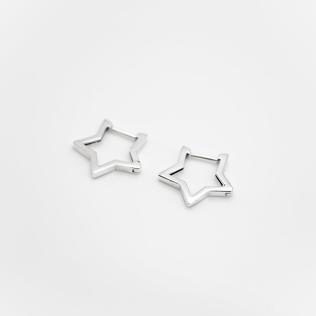 925 sterling silver star lock earrings with Hypoallergenic earrings. classic design,suitable for girls,gift for her,wear every day,cute accessories,anniversary surprise.925 純銀星星耳扣，經典風格，日常搭配，百搭配件，兒童節禮物，生日禮物首選，適合出遊約會搭配，適合送禮。