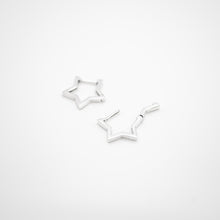 Load image into Gallery viewer, 925 sterling silver star lock earrings with Hypoallergenic earrings. classic design,suitable for girls,gift for her,wear every day,cute accessories,anniversary surprise.925 純銀星星耳扣，經典風格，日常搭配，百搭配件，兒童節禮物，生日禮物首選，適合出遊約會搭配，適合送禮。
