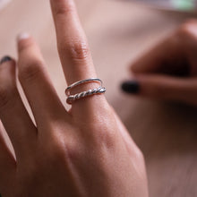 Load image into Gallery viewer, 925 sterling silver double row twist open ring with adjustable size. unisex accessories,wear every day,anniversary gift,Perfect gift BFF,for traveling,Double Tenth Day gift.925 純銀雙行扭轉開口戒，雙行開口戒，不分尺寸戒指，個性線條款式，帥氣女孩戒指，簡單好搭配，率性經典風格，情人節送禮推薦。

