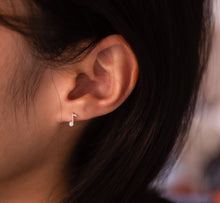 Load image into Gallery viewer, 925 sterling silver music note earrings with Hypoallergenic earrings. unique style,popular style,funky design,elegant girl,date wear,graduation gift,delicate gift,Teacher’s Day gift.925 純銀音符轉珠耳環 ，抗敏感耳環，優雅氣質，紀念禮物，犒賞自己的禮物，教師節禮物，適合送禮，約會穿搭，定情禮物。
