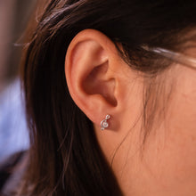 Load image into Gallery viewer, 925 sterling silver music note earrings with Hypoallergenic earrings. unique style,popular style,funky design,elegant girl,date wear,graduation gift,delicate gift,Teacher’s Day gift.925 純銀音符轉珠耳環 ，抗敏感耳環，優雅氣質，紀念禮物，犒賞自己的禮物，教師節禮物，適合送禮，約會穿搭，定情禮物。
