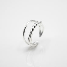 Load image into Gallery viewer, 925 sterling silver double row twist open ring with adjustable size. unisex accessories,wear every day,anniversary gift,Perfect gift BFF,for traveling,Double Tenth Day gift.925 純銀雙行扭轉開口戒，雙行開口戒，不分尺寸戒指，個性線條款式，帥氣女孩戒指，簡單好搭配，率性經典風格，情人節送禮推薦。
