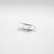 Load image into Gallery viewer, 925 sterling silver double row twist open ring with adjustable size. unisex accessories,wear every day,anniversary gift,Perfect gift BFF,for traveling,Double Tenth Day gift.925 純銀雙行扭轉開口戒，雙行開口戒，不分尺寸戒指，個性線條款式，帥氣女孩戒指，簡單好搭配，率性經典風格，情人節送禮推薦。
