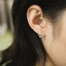 Load image into Gallery viewer, Stylish sterling silver wire star hypoallergenic earrings in 925 Sterling Silver. Best gift for birthday, BFF and friendship. 925純銀星星耳環，抗敏感耳環，可愛風格，聚會穿搭配件，適合出遊配戴。
