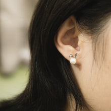 Load image into Gallery viewer, 925 sterling silver Hypoallergenic it’s suitable for sensitive skin. Anti silver finishing with vintage feel, simple design for daily wearing, which is the best gift for birthday, new year, Valentine&#39;s Day and BFF. 925純銀兔耳珍珠耳環，淡水珍珠耳環，抗敏感耳環，優雅大方風格，特殊節日禮物，情人節禮物首選，適合生日送禮，情人節，母親節禮物，畢業禮物。
