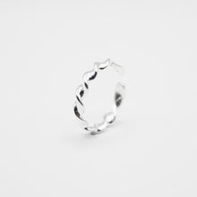 Load image into Gallery viewer, 925 sterling silver thick twist ring open ring with adjustable size dazzling style,unique design,funky accessories,woman’s day,beautiful gift,personalized gift.925 純銀粗扭花開口戒，熱門開口戒，不分尺寸戒指，吸睛配件，適合日常穿搭，造型簡單好搭配，閨蜜禮物，聖誕禮物首選。
