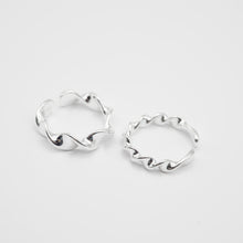 Load image into Gallery viewer, 925 sterling silver thick twist ring open ring with adjustable size dazzling style,unique design,funky accessories,woman’s day,beautiful gift,personalized gift.925 純銀粗扭花開口戒，熱門開口戒，不分尺寸戒指，吸睛配件，適合日常穿搭，造型簡單好搭配，閨蜜禮物，聖誕禮物首選。
