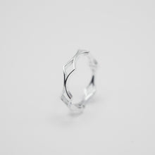 Load image into Gallery viewer, 925 sterling silver hollow rhombus ring open ring with adjustable size. birthday gift,premium gift,Girlfriend gift,for lover,classic design,cute style,anniversary,mother&#39;s Day.925 純銀閃亮亮開口戒，經典造型開口戒，不分尺寸戒指，簡約百搭款式，適合日常搭配，適合約會穿搭，生日禮物，情人節禮物。
