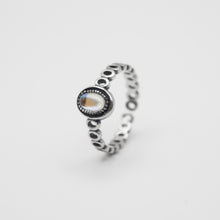Load image into Gallery viewer, 925 sterling silver alexandrite ring open ring with adjustable size. special day gift,for best friend,unique style,unisex accessories,funky design,anniversary gift.925 純銀變色石開口戒，獨特設計開口戒，不分尺寸戒指，百搭配件，男女都可配戴，適合日常穿搭，造型獨特好搭配，情人節禮物首選，新年禮物。
