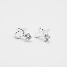 Load image into Gallery viewer, 925 sterling silver Hypoallergenic it’s suitable for sensitive skin. premium gift,Girlfriend gift,wear every day,unique style,wedding Jewelry,mother&#39;s Day.925純銀愛心垂吊小鑽耳環，抗敏感耳環，完美禮物，簡約細緻，交換禮物，伴娘禮物，犒賞自己的禮物，婦女節禮物。
