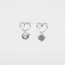 Load image into Gallery viewer, 925 sterling silver Hypoallergenic it’s suitable for sensitive skin. premium gift,Girlfriend gift,wear every day,unique style,wedding Jewelry,mother&#39;s Day.925純銀愛心垂吊小鑽耳環，抗敏感耳環，完美禮物，簡約細緻，交換禮物，伴娘禮物，犒賞自己的禮物，婦女節禮物。
