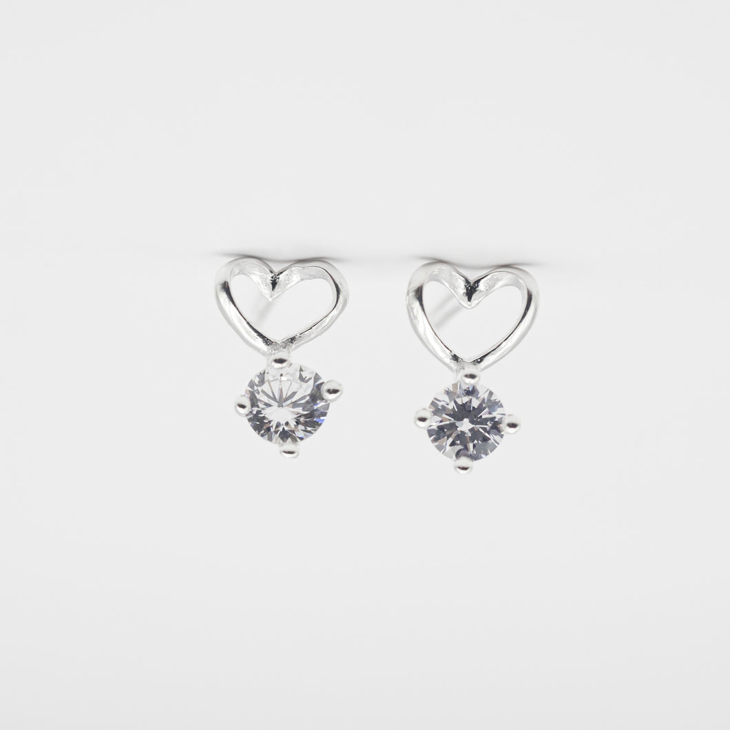 925 sterling silver Hypoallergenic it’s suitable for sensitive skin. premium gift,Girlfriend gift,wear every day,unique style,wedding Jewelry,mother's Day.925純銀愛心垂吊小鑽耳環，抗敏感耳環，完美禮物，簡約細緻，交換禮物，伴娘禮物，犒賞自己的禮物，婦女節禮物。