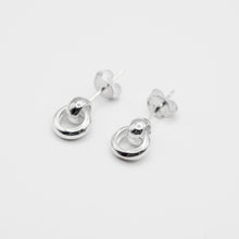 Load image into Gallery viewer, 925 sterling silver Hypoallergenic it’s suitable for sensitive skin. anniversary,mother&#39;s Day,beautiful accessories,unique style,funky design,graduation gift,for traveling.925純銀雙圈耳環，抗敏感耳環，不分男女，日常配件，率性風格，簡約迷人，經典風格，生日送禮首選，女人節禮物，情人節送禮。

