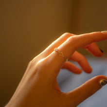 Load image into Gallery viewer, 925 sterling silver hollow rhombus ring open ring with adjustable size. birthday gift,premium gift,Girlfriend gift,for lover,classic design,cute style,anniversary,mother&#39;s Day.925 純銀閃亮亮開口戒，經典造型開口戒，不分尺寸戒指，簡約百搭款式，適合日常搭配，適合約會穿搭，生日禮物，情人節禮物。
