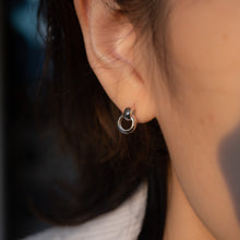 Load image into Gallery viewer, 925 sterling silver Hypoallergenic it’s suitable for sensitive skin. anniversary,mother&#39;s Day,beautiful accessories,unique style,funky design,graduation gift,for traveling.925純銀雙圈耳環，抗敏感耳環，不分男女，日常配件，率性風格，簡約迷人，經典風格，生日送禮首選，女人節禮物，情人節送禮。
