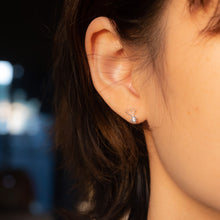 Load image into Gallery viewer, 925 sterling silver Hypoallergenic it’s suitable for sensitive skin. premium gift,Girlfriend gift,wear every day,unique style,wedding Jewelry,mother&#39;s Day.925純銀愛心垂吊小鑽耳環，抗敏感耳環，完美禮物，簡約細緻，交換禮物，伴娘禮物，犒賞自己的禮物，婦女節禮物。
