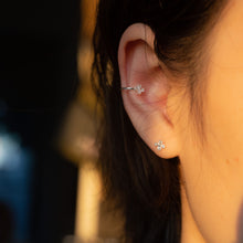 Load image into Gallery viewer, 925 sterling silver Hypoallergenic it’s suitable for sensitive skin. Beautiful design,romantic style,elegant style,Perfect gift BFF, gift for her, anniversary surprise. 925 純銀四葉草水鑽耳環，轉珠及防敏感耳針，優雅氣質，交換禮物，時尚風格，閃亮配件，適合約會穿搭，適合姊妹聚會，適合生日送禮。
