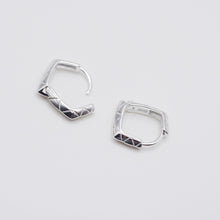 Load image into Gallery viewer, 925 sterling silver Hypoallergenic it’s suitable for sensitive skin. premium gift,best gift for birthday,funky design,popular style,suitable for traveling,Fashion Jewelry.925純銀方形刻紋耳扣，抗敏感耳環，中性時尚好搭配，日常搭配，率性風格，不分男女，生日禮物首選，適合日常配戴。
