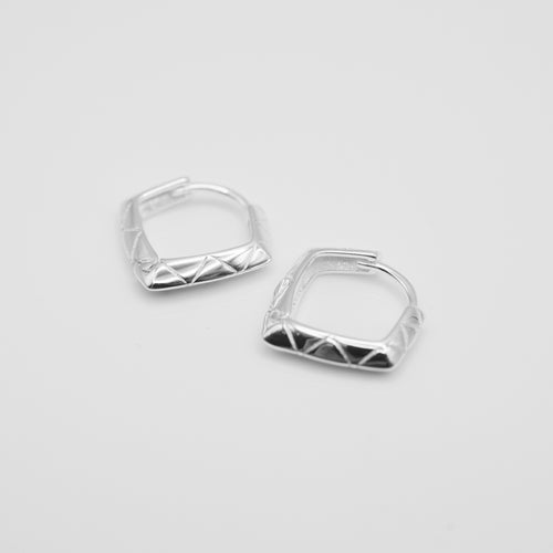 925 sterling silver Hypoallergenic it’s suitable for sensitive skin. premium gift,best gift for birthday,funky design,popular style,suitable for traveling,Fashion Jewelry.925純銀方形刻紋耳扣，抗敏感耳環，中性時尚好搭配，日常搭配，率性風格，不分男女，生日禮物首選，適合日常配戴。