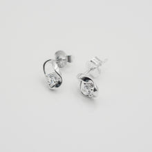 Load image into Gallery viewer, 925 sterling silver Hypoallergenic it’s suitable for sensitive skin. anniversary gift,for lover,Sisters gift idea,Beautiful design,romantic style,Chinese Valentine&#39;s Day,Teacher’s Day gift.925純銀氣質水鑽耳環，抗敏感耳環，簡約迷人，優雅氣質，周年紀念，伴娘禮物，母親節禮物，交往紀念禮物。
