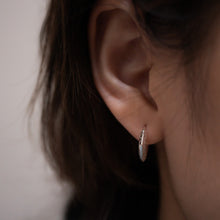 Load image into Gallery viewer, 925 sterling silver Hypoallergenic it’s suitable for sensitive skin. premium gift,best gift for birthday,funky design,popular style,suitable for traveling,Fashion Jewelry.925純銀方形刻紋耳扣，抗敏感耳環，中性時尚好搭配，日常搭配，率性風格，不分男女，生日禮物首選，適合日常配戴。
