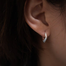 Load image into Gallery viewer, 925 sterling silver Hypoallergenic it’s suitable for sensitive skin. premium gift,best gift for birthday,funky design,popular style,suitable for traveling,Fashion Jewelry.925純銀方形刻紋耳扣，抗敏感耳環，中性時尚好搭配，日常搭配，率性風格，不分男女，生日禮物首選，適合日常配戴。
