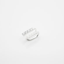 Load image into Gallery viewer, 925 sterling silver ear cuff no need to piercing hole. shiny accessories,elegant style,popular style,for girls,Sisters gift idea,anniversary gift,girlfriend gift.925 純銀白色點點水鑽耳骨夾，無耳洞可戴，人人都可戴，甜美少女風格，適合出席重要場合，適合生日送禮，閨蜜禮物，簡約時尚好搭配。
